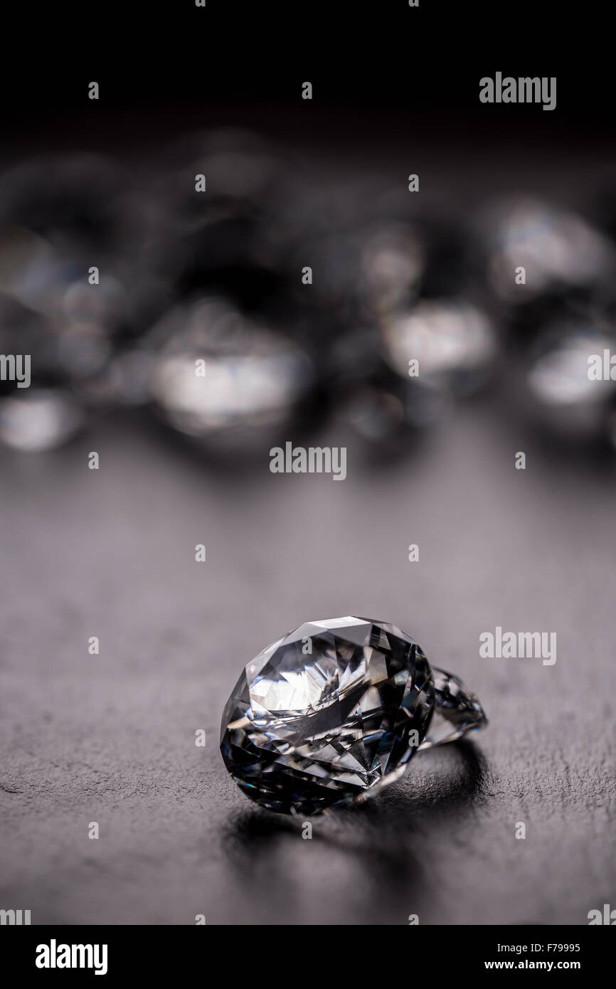 Diamante splendente su sfondo scuro Foto Stock
