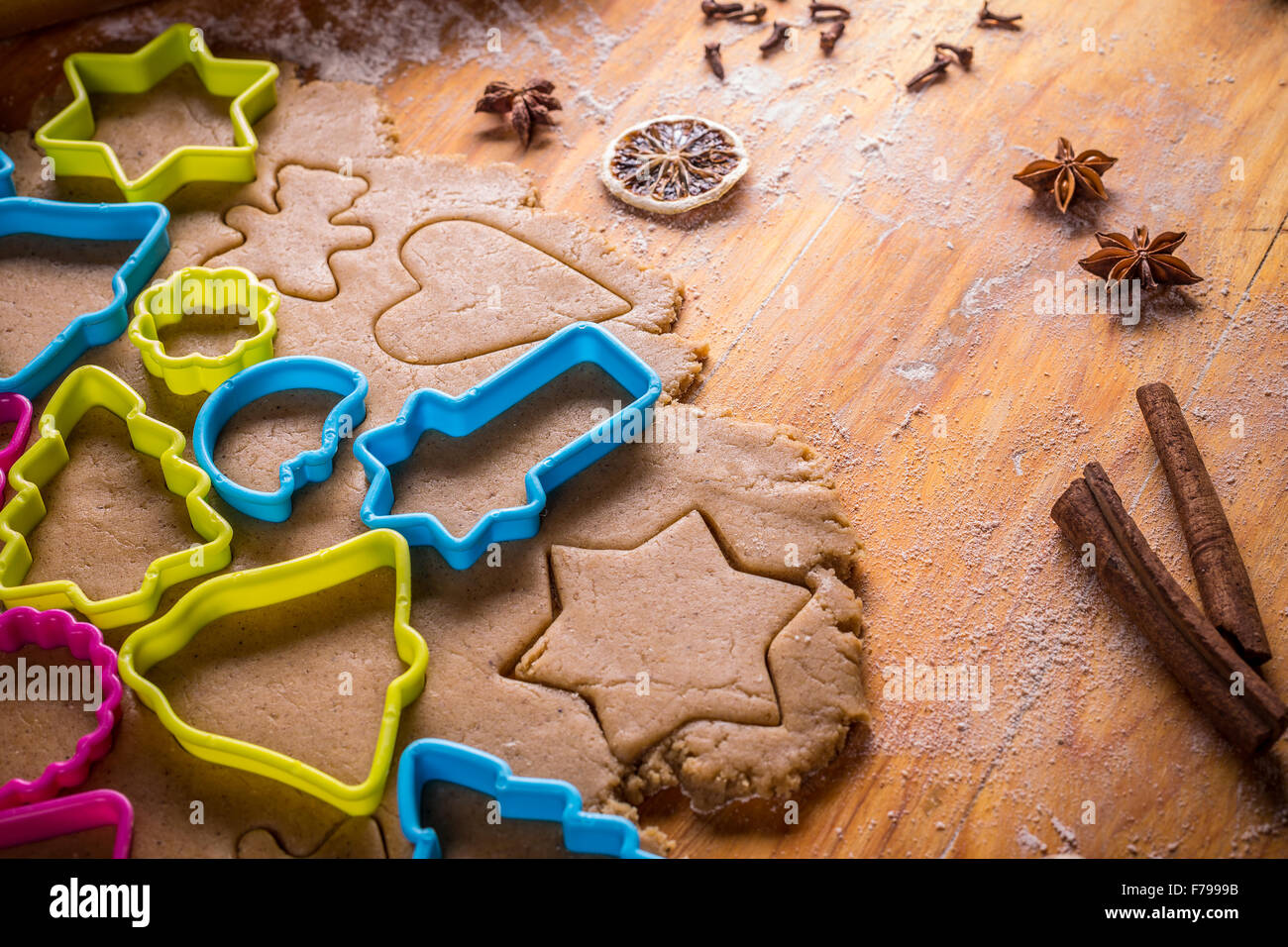 Rendendo pan di zenzero i biscotti per Natale Foto Stock