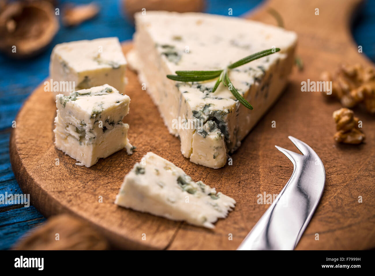 Fette di danese formaggio blu sul tagliere di legno Foto Stock