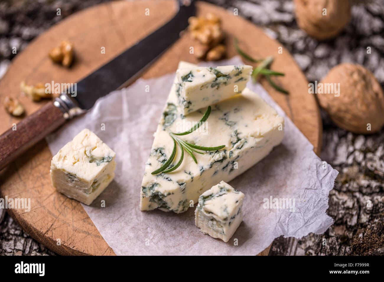 Blue cheese slices sul bordo di taglio Foto Stock