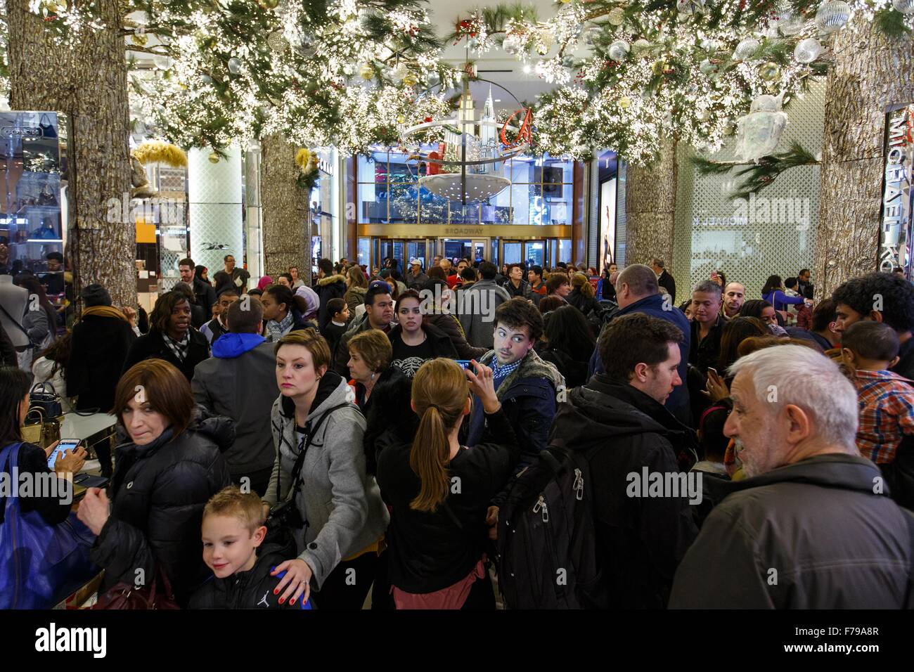 New York, Stati Uniti d'America. 26 Nov, 2015. I cacciatori di offerte si affollano il Macy's Herald Square flagship store a New York, Stati Uniti, nov. 26, 2015. Il giorno del ringraziamento a 6pm, più Macy's negozi in tutto il paese ha aperto le sue porte a migliaia di early bird shopper in cerca delle vendite, porta buster trattative e limitata nel tempo-offre. Questo anno di "Venerdì Nero' cade il 9 novembre 27, che segna anche il tradizionale inizio di gli Stati Uniti vacanza stagione di shopping. Credito: Li Muzi/Xinhua/Alamy Live News Foto Stock