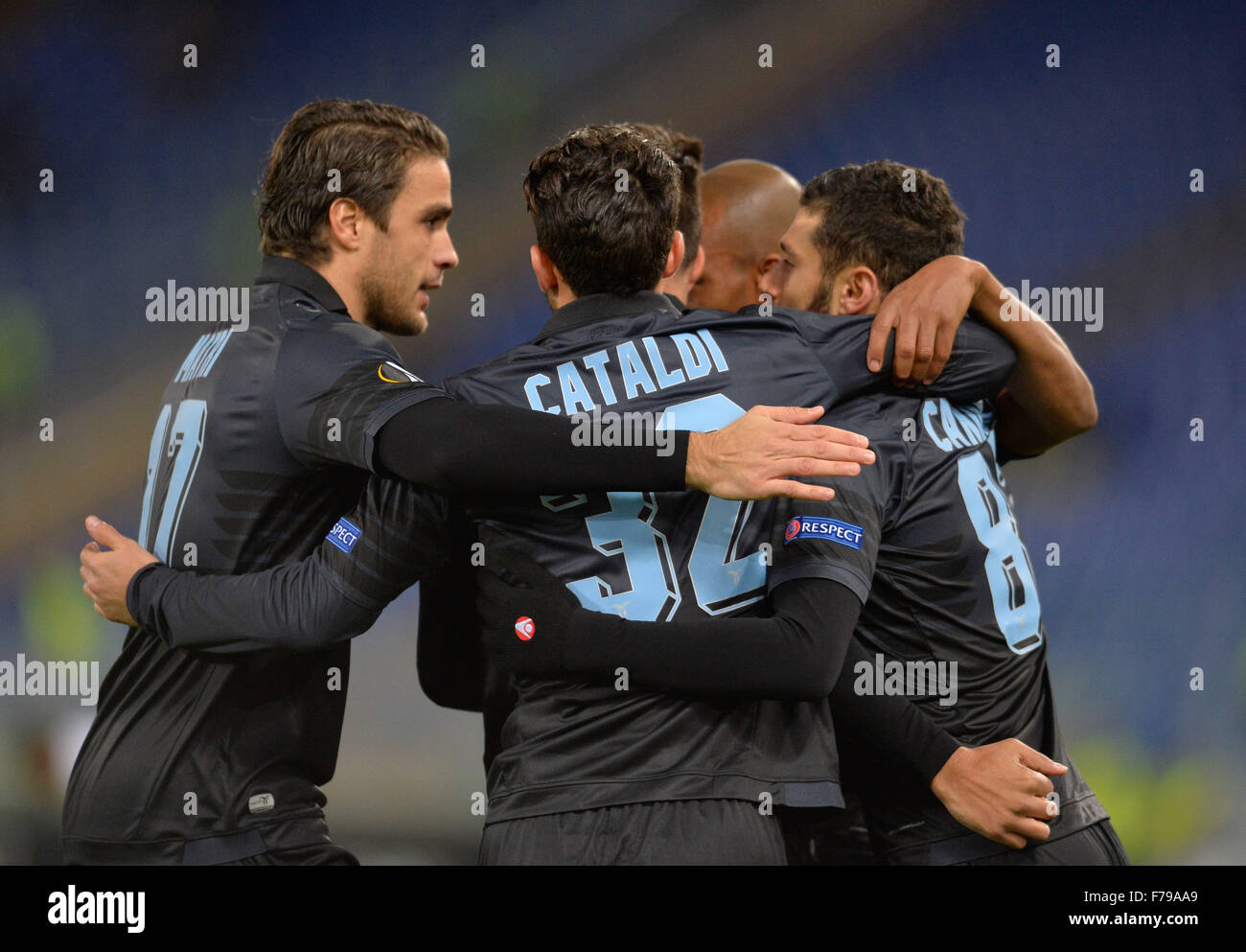 Roma, Italia. 26 Novembre, 2015. Antonio Candreva celebra dopo l obiettivo di punteggio 1-0 durante l'Europa League football match S.S. Lazio vs F.C. Dnipro nello Stadio Olimpico di Roma, il 26 novembre 2015 Credit: Silvia Lore'/Alamy Live News Foto Stock