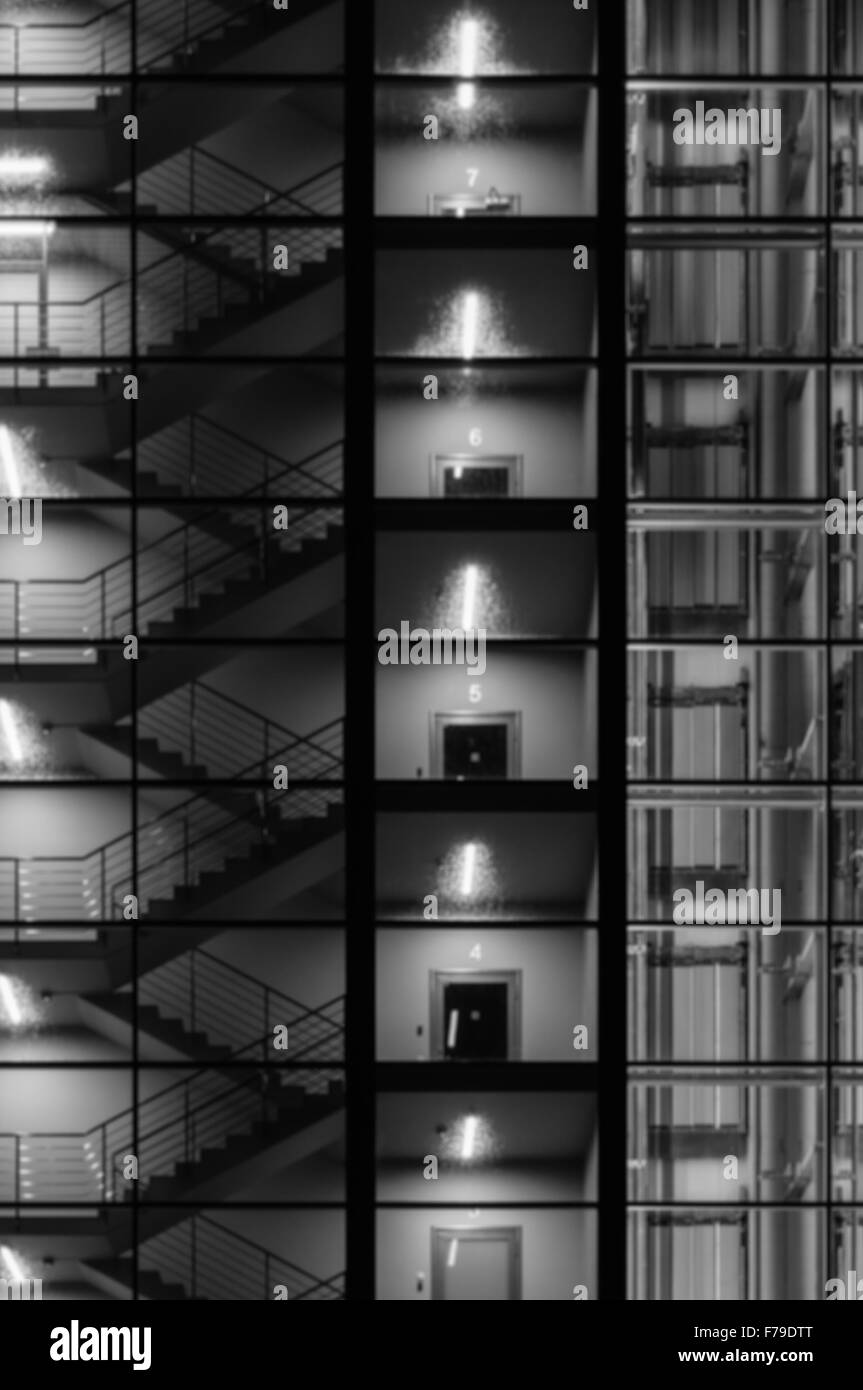 Abstract esterno dell edificio moderno. Scala, ascensore e scale attraverso il vetro trasparente. Bianco e nero concept Foto Stock