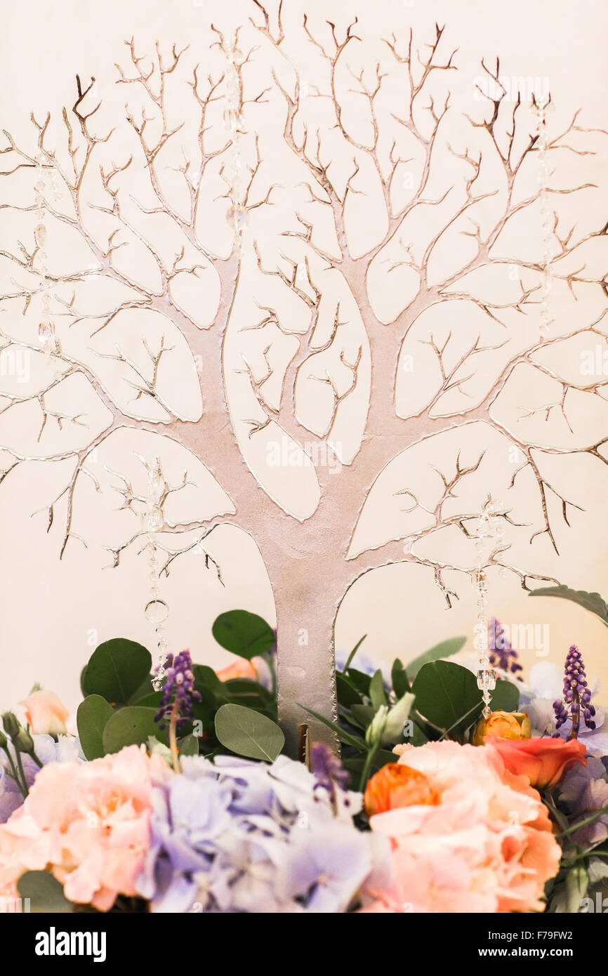 Decorativi in legno albero. La decorazione del matrimonio. Decorazioni per matrimoni. Foto Stock