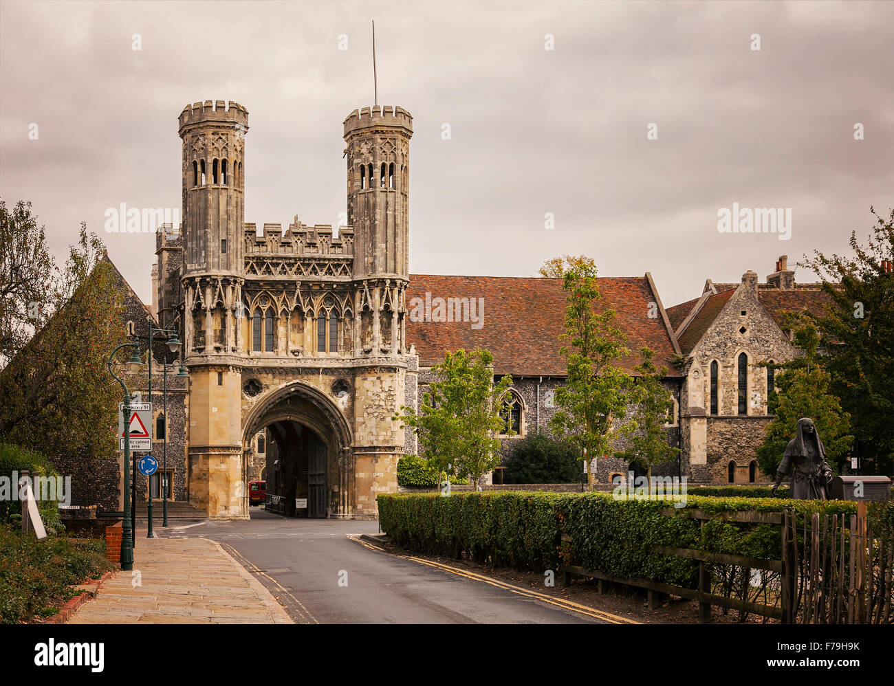 Immagine di una grande entrata per le parti più antiche della città di Canterbury, Inghilterra. Foto Stock