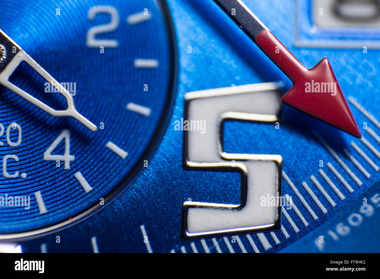 Dettaglio sulla parte superiore di un orologio da polso blu Foto Stock