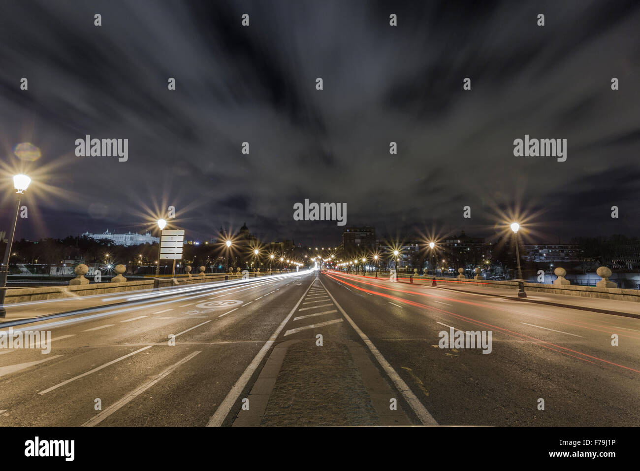 Immagine di notte di un ponte di Segovia oltre il fiume Manzanares Foto Stock