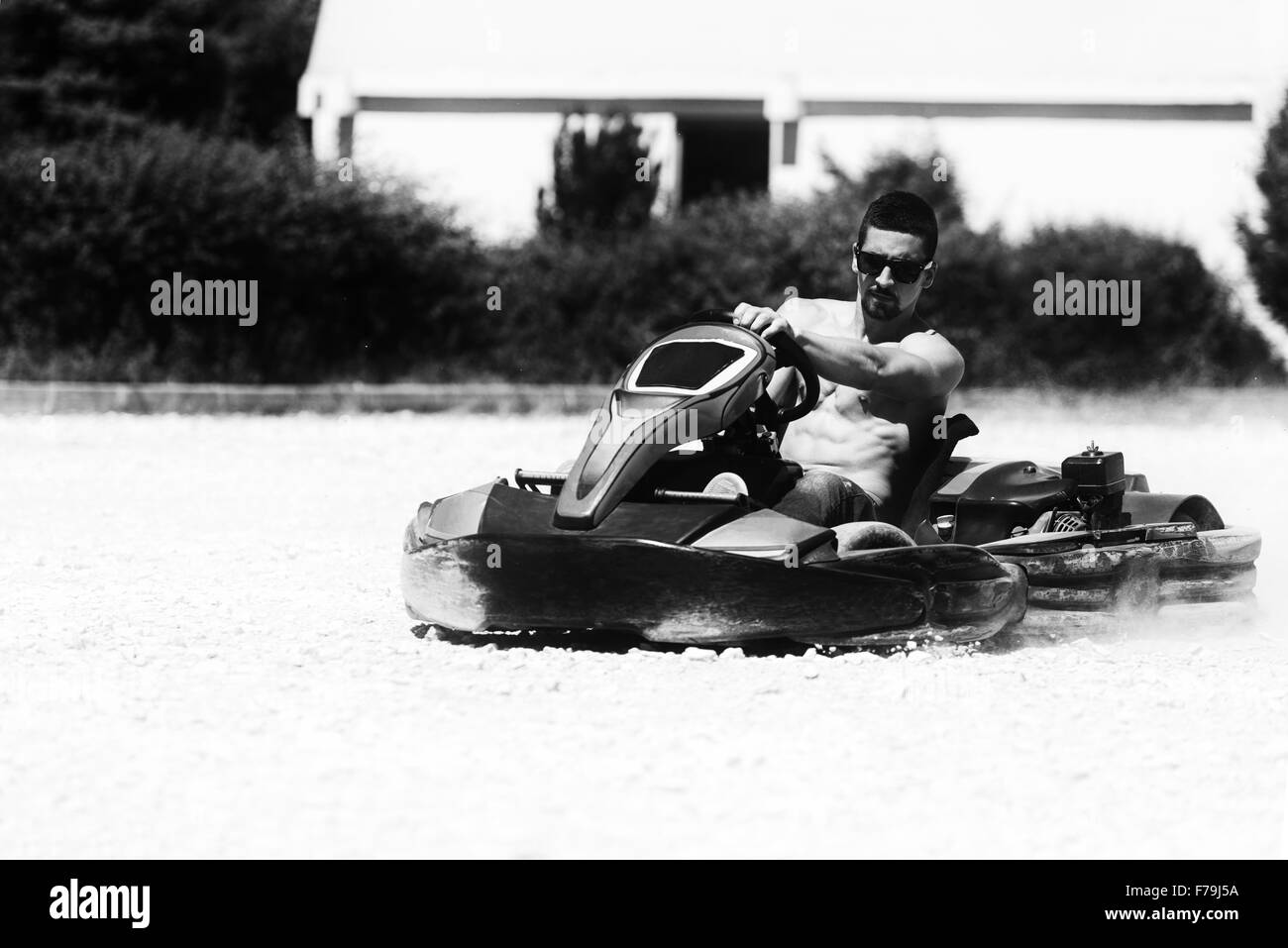 Giovane uomo è la guida Go-Kart Auto con velocità in un parco giochi Racing via - Go Kart è famosa per il tempo libero sport a motore Foto Stock
