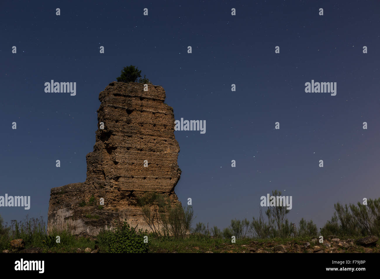Immagine notturna di alcune antiche rovine Moresca in Extremadura Foto Stock