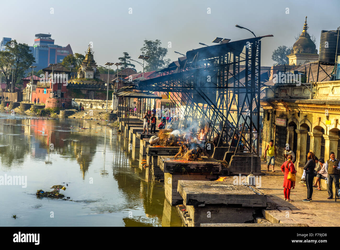 Indù i rituali di cremazione presso le rive del fiume Bagmati a Pashupatinath tempio complesso di Kathmandu Foto Stock