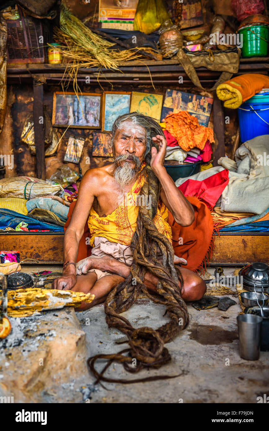 Shaiva sadhu (uomo santo) con i tradizionali lunghi capelli vivere nel tempio di Pashupatinath Foto Stock