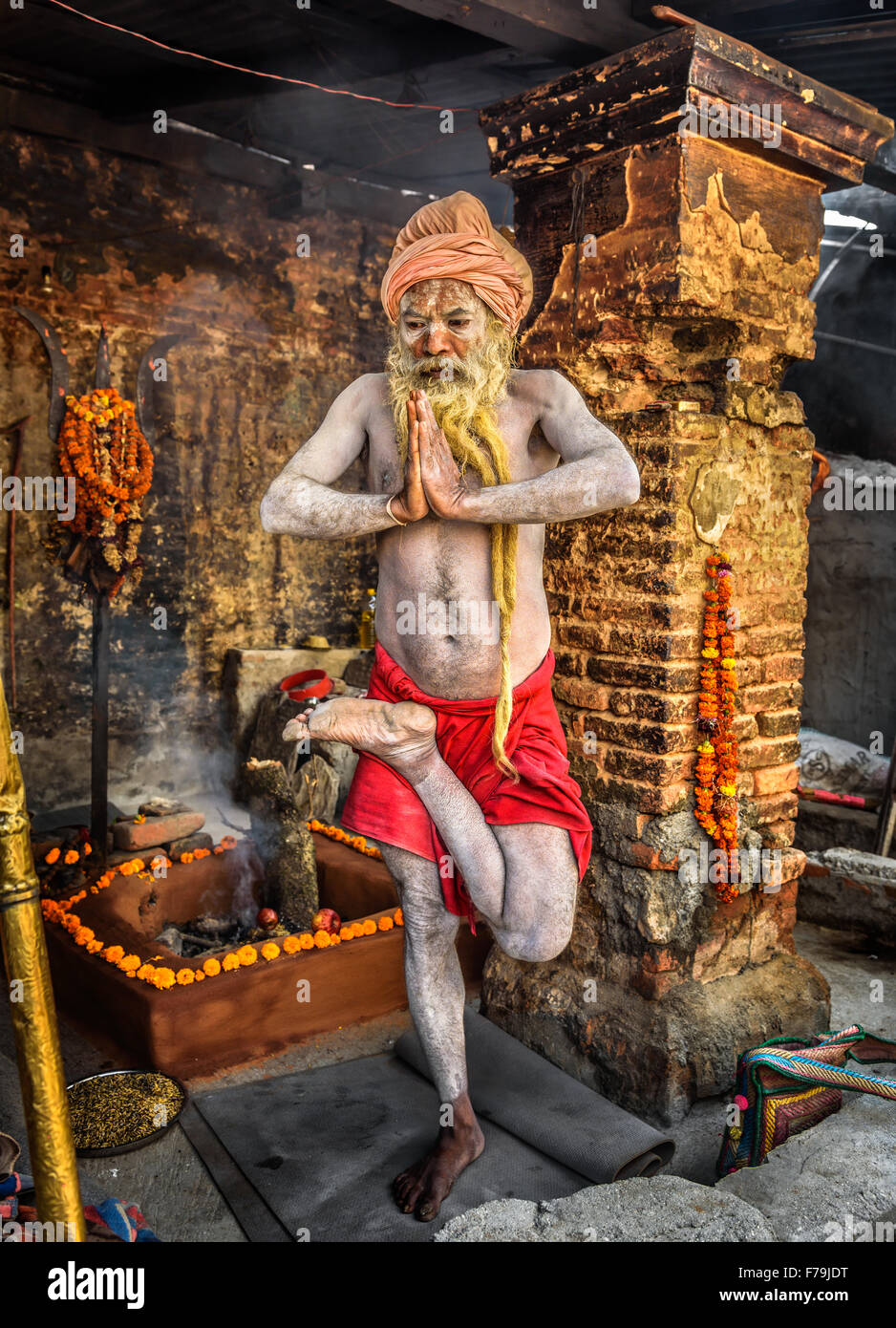 Shaiva sadhu (uomo santo) con tradizionale lunga barba esercizi nel tempio di Pashupatinath Foto Stock