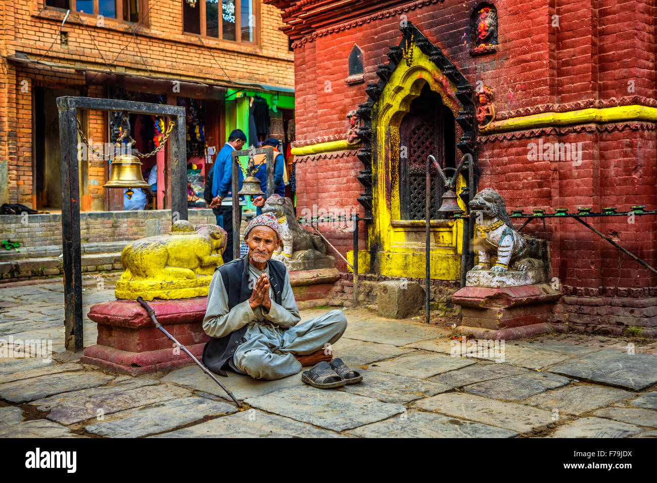 Anziani mendicante prega in strada di Kathmandu Foto Stock