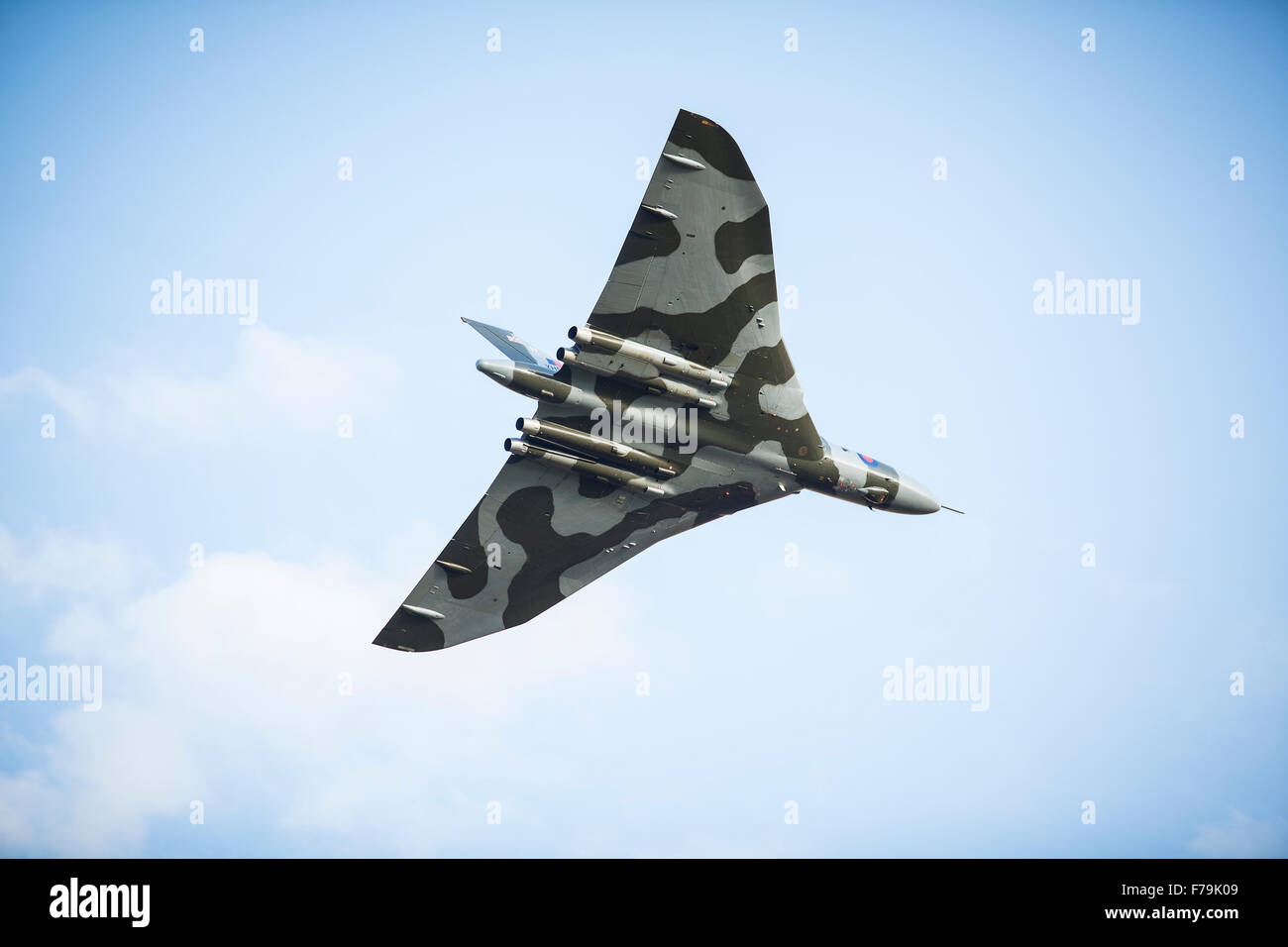 RAF Vulcan bomber sorvolano Church Fenton airfield in 2015 (Leeds East Airport) Foto Stock