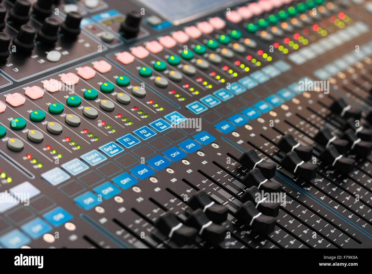 Vista ravvicinata del suono miscelazione console. Messa a fuoco selettiva. Foto Stock