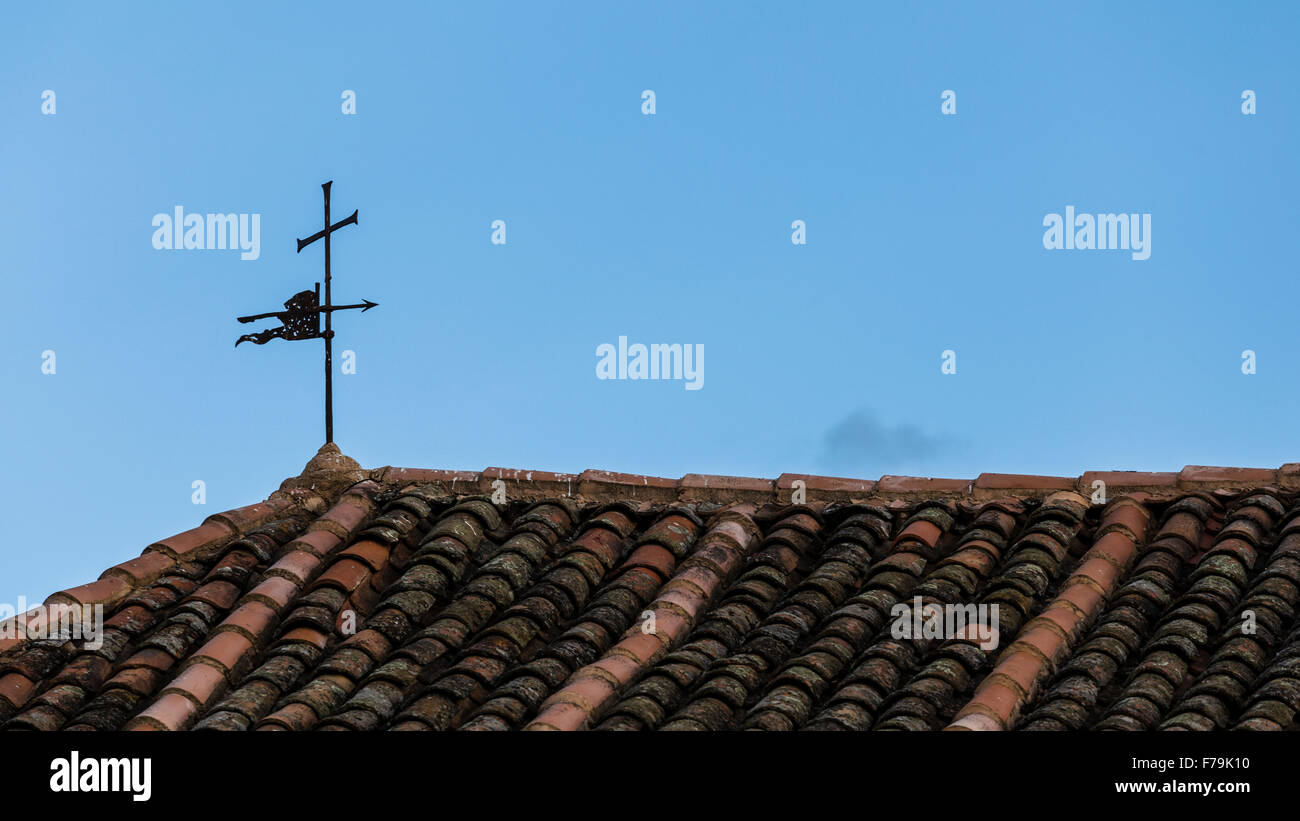 Vecchia banderuola sul tetto di una chiesa Foto Stock