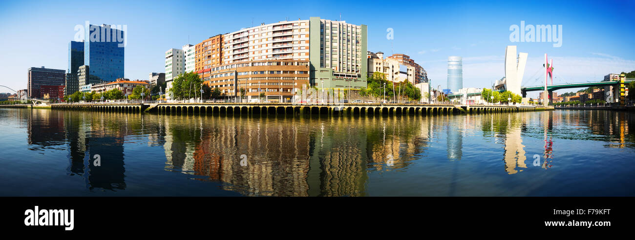 Panorama di Bilbao. Argine del fiume Nervion e La Salve Bridge nella giornata di sole. Spagna Foto Stock