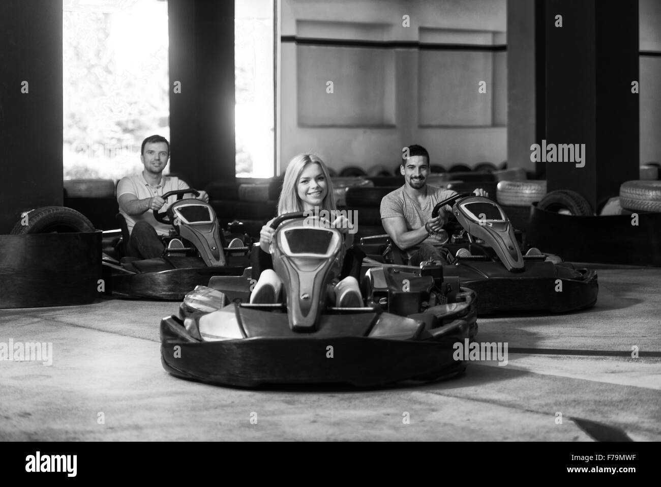 Un gruppo di persone è la guida Go-Kart Auto con velocità in un parco giochi Racing via - Go Kart è famosa per il tempo libero sport a motore Foto Stock