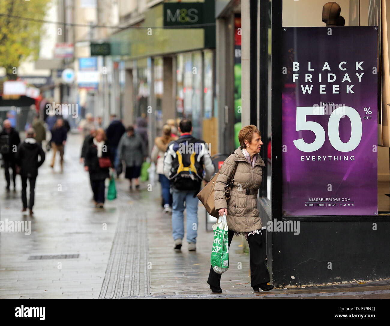 Swansea, Regno Unito. 27 Novembre, 2015. Venerdì nero shopper in Oxford Street, Swansea, South Wales UK. Credito: D Legakis/Alamy Live News Foto Stock