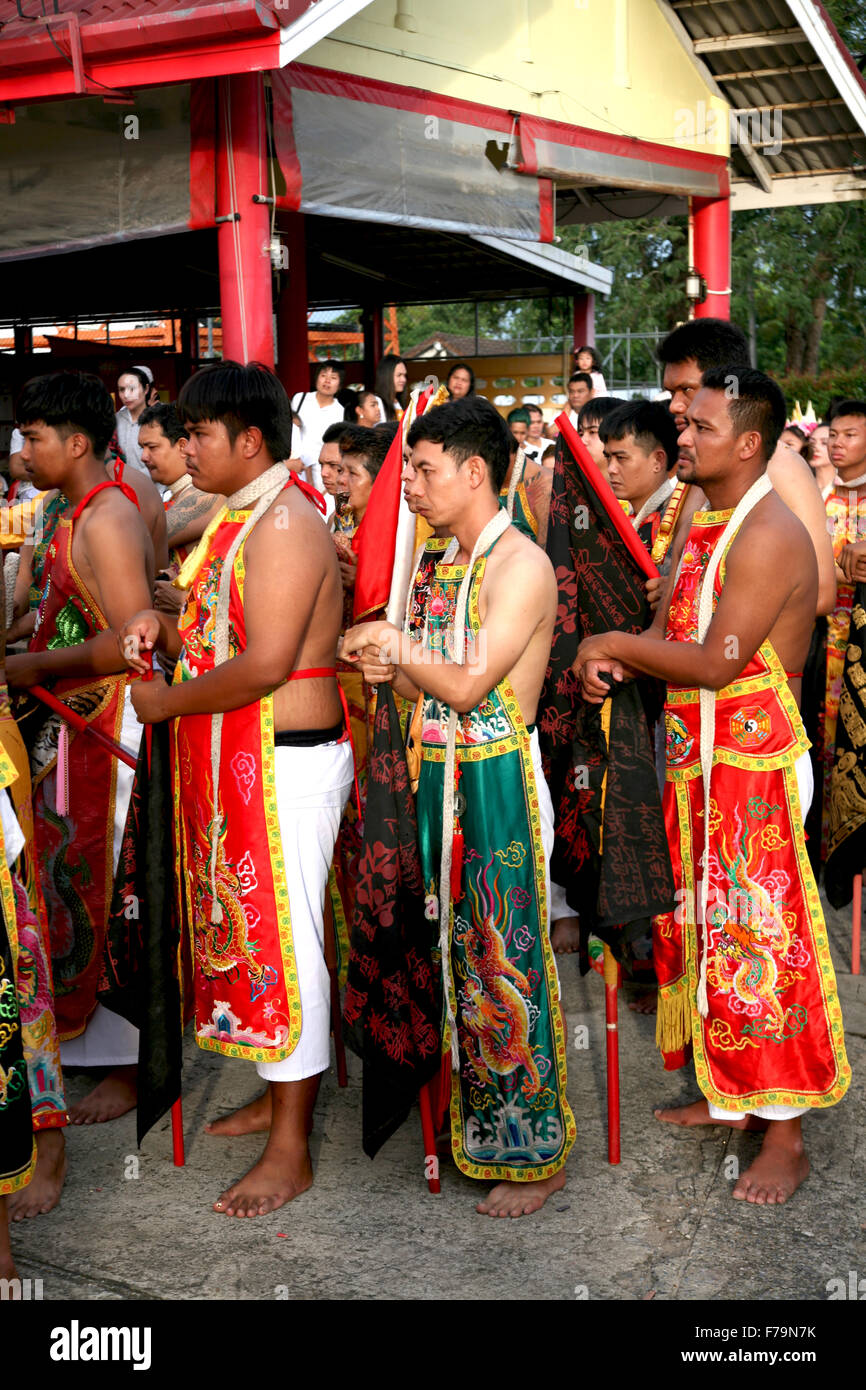 Thailandia Phuket Jor Soo Kong Naka Santuario Phuket vegetarian festival (Festival dei nove Enperor dèi) sollevamento della Lanterna Foto Stock