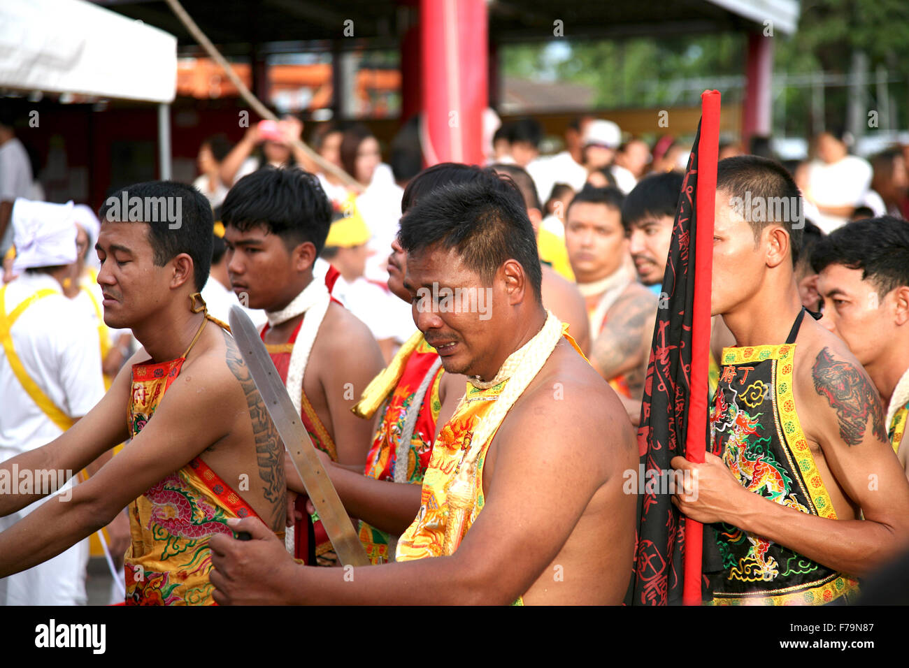 Thailandia Phuket Jor Soo Kong Naka Santuario Phuket vegetarian festival (Festival dei nove Enperor dèi) sollevamento della lanterna P Foto Stock
