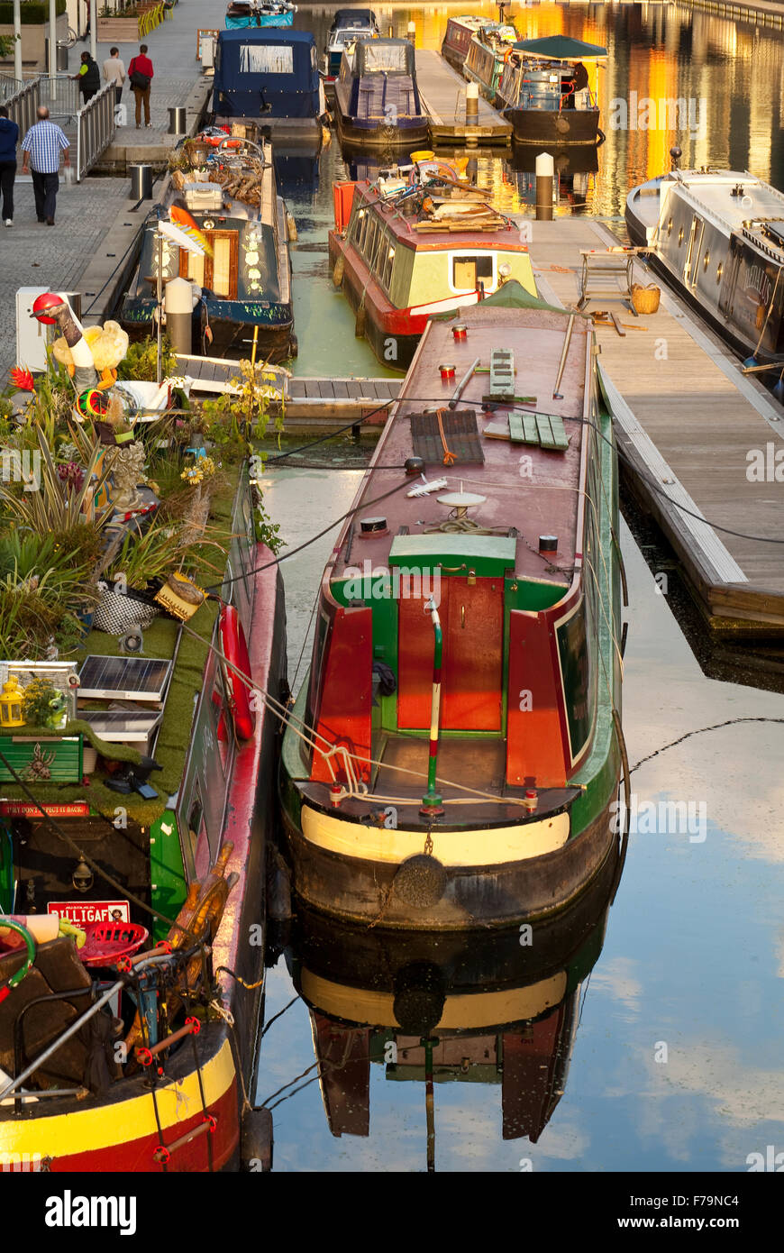 I canali storici di Londra sono rivestiti con imbarcazioni strette che sono utilizzati come spazi di vita. Foto Stock