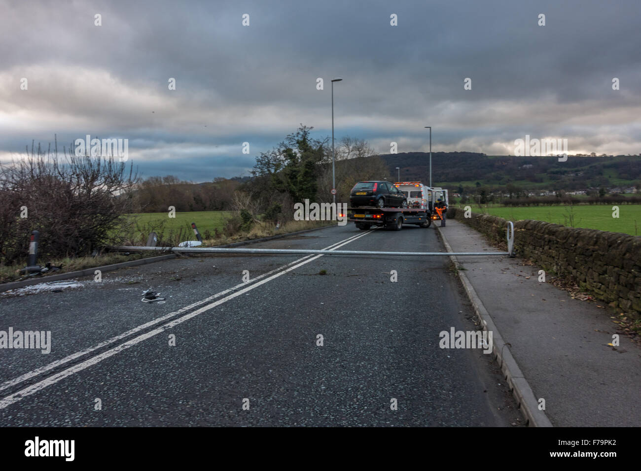 Otley, nello Yorkshire, Inghilterra. Il 27 novembre 2015. Un auto è venuto fuori strada su una curva sulla A660, guida in un fosso e bussa un lampione di fronte alla strada. Le perdite di vite umane e di altre vetture coinvolte sconosciuto. Credito: Rebecca Cole/Alamy Live News. Foto Stock