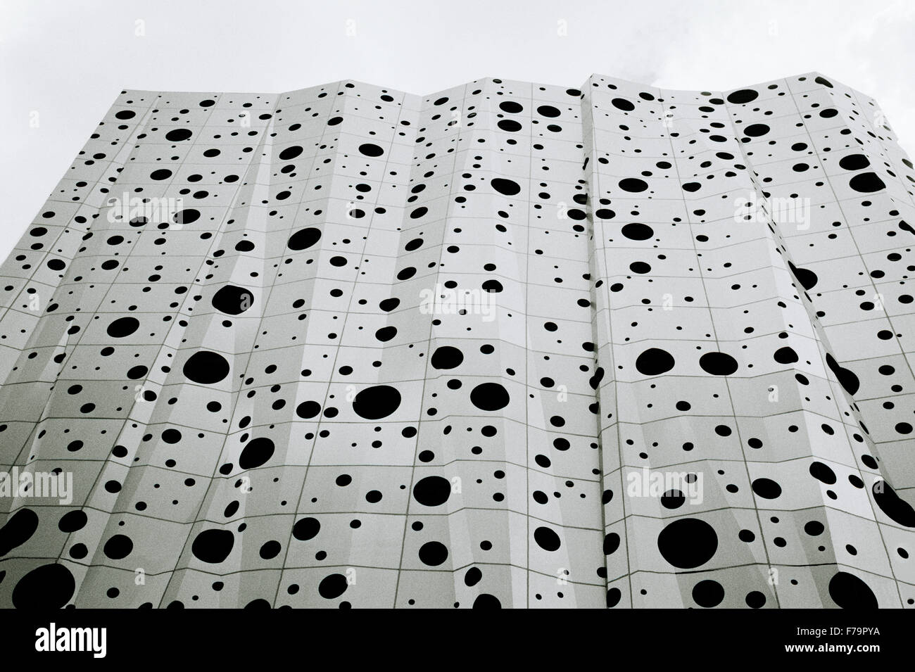 Moderno edificio di architettura surreale a Silom a Bangkok in Thailandia, nell'estremo Oriente del Sud-est asiatico. Surrealismo concettuale modernità Urban City Travel Foto Stock