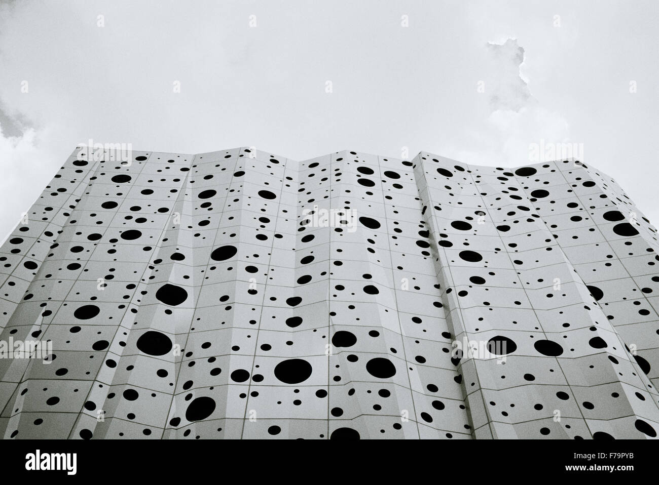Moderno edificio di architettura surreale a Silom a Bangkok in Thailandia, nell'estremo Oriente del Sud-est asiatico. Surrealismo concettuale modernità Urban City Travel Foto Stock