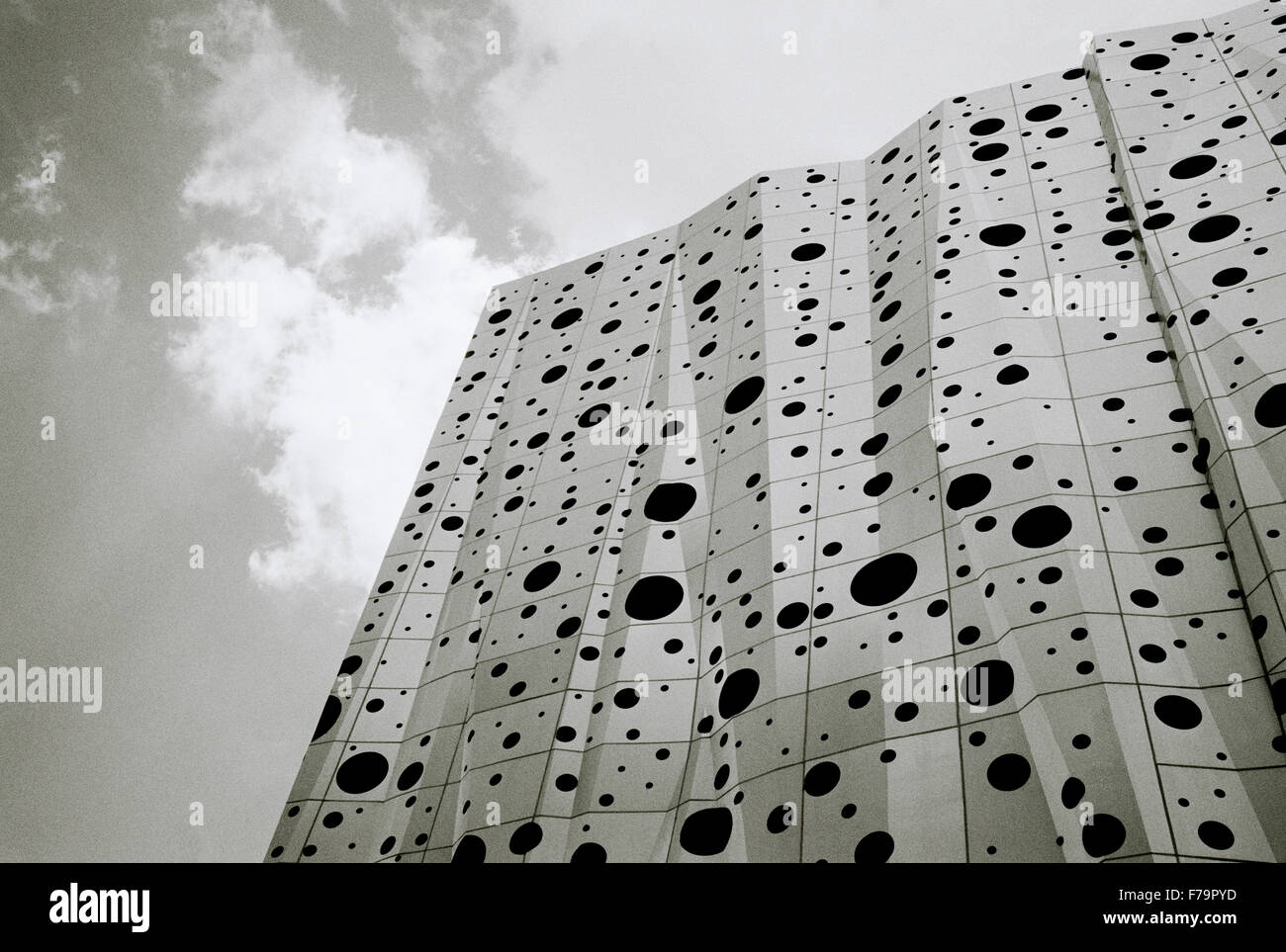 Moderno edificio di architettura surreale a Silom a Bangkok in Thailandia, nell'estremo Oriente del Sud-est asiatico. Surrealismo modernità Urban City Travel drammatico cielo Foto Stock