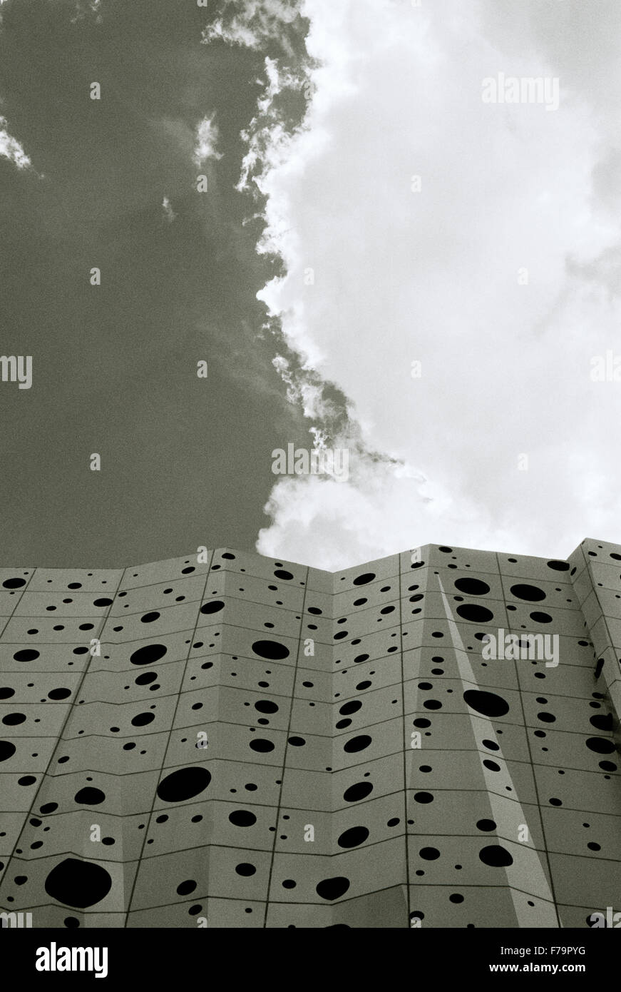 Moderno edificio di architettura surreale a Silom a Bangkok in Thailandia, nell'estremo Oriente del Sud-est asiatico. Surrealismo modernità Urban City Travel drammatico cielo Foto Stock