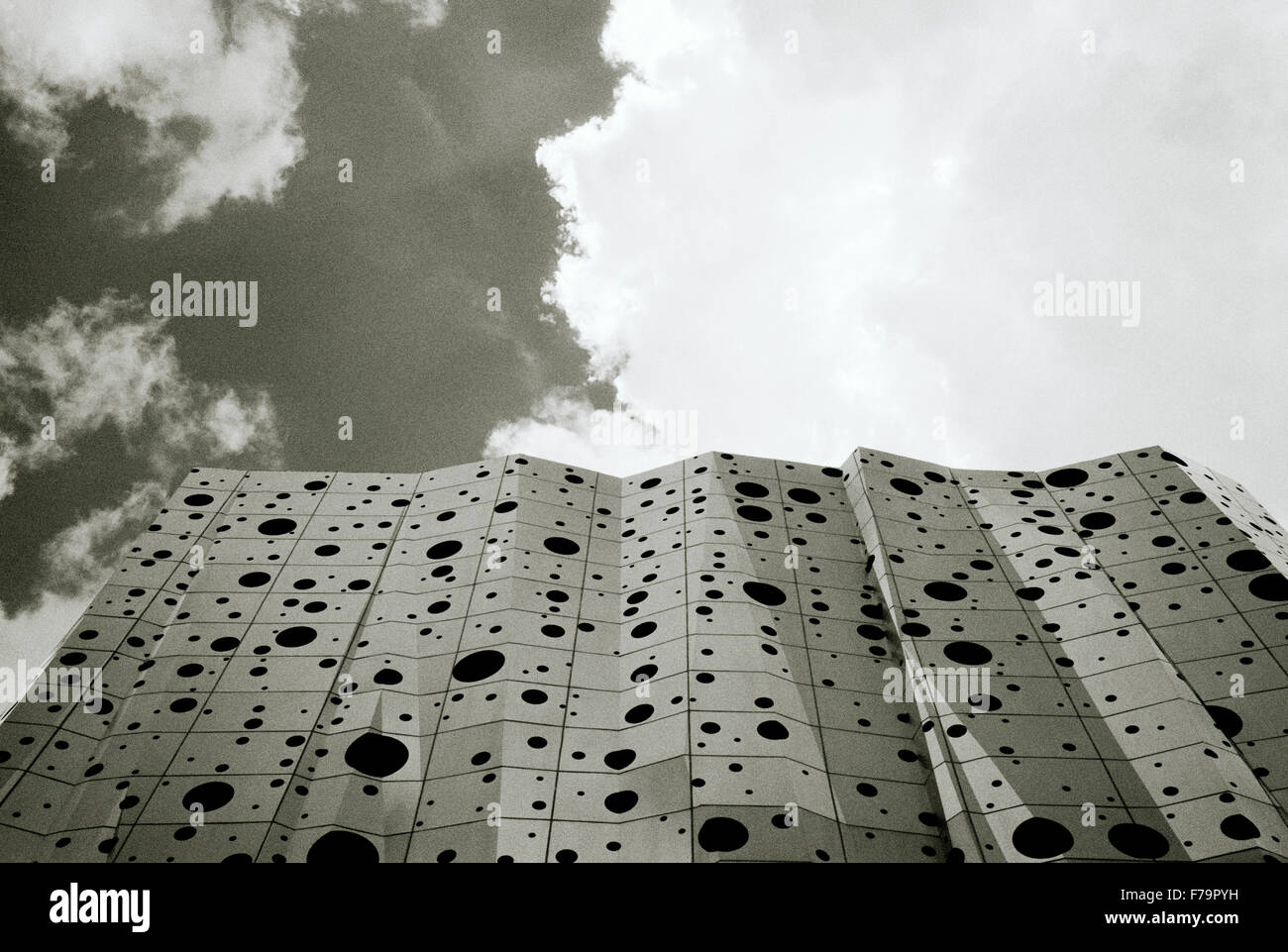 Moderno edificio di architettura surreale a Silom a Bangkok in Thailandia, nell'estremo Oriente del Sud-est asiatico. Surrealismo modernità Urban City Travel drammatico cielo Foto Stock