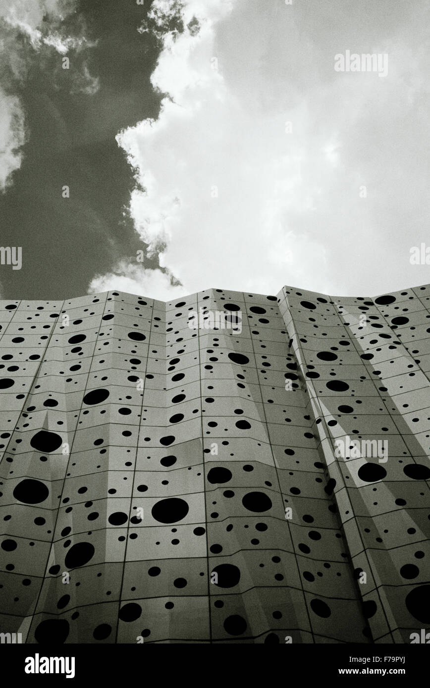 Moderno edificio di architettura surreale a Silom a Bangkok in Thailandia, nell'estremo Oriente del Sud-est asiatico. Surrealismo modernità Urban City Travel drammatico cielo Foto Stock