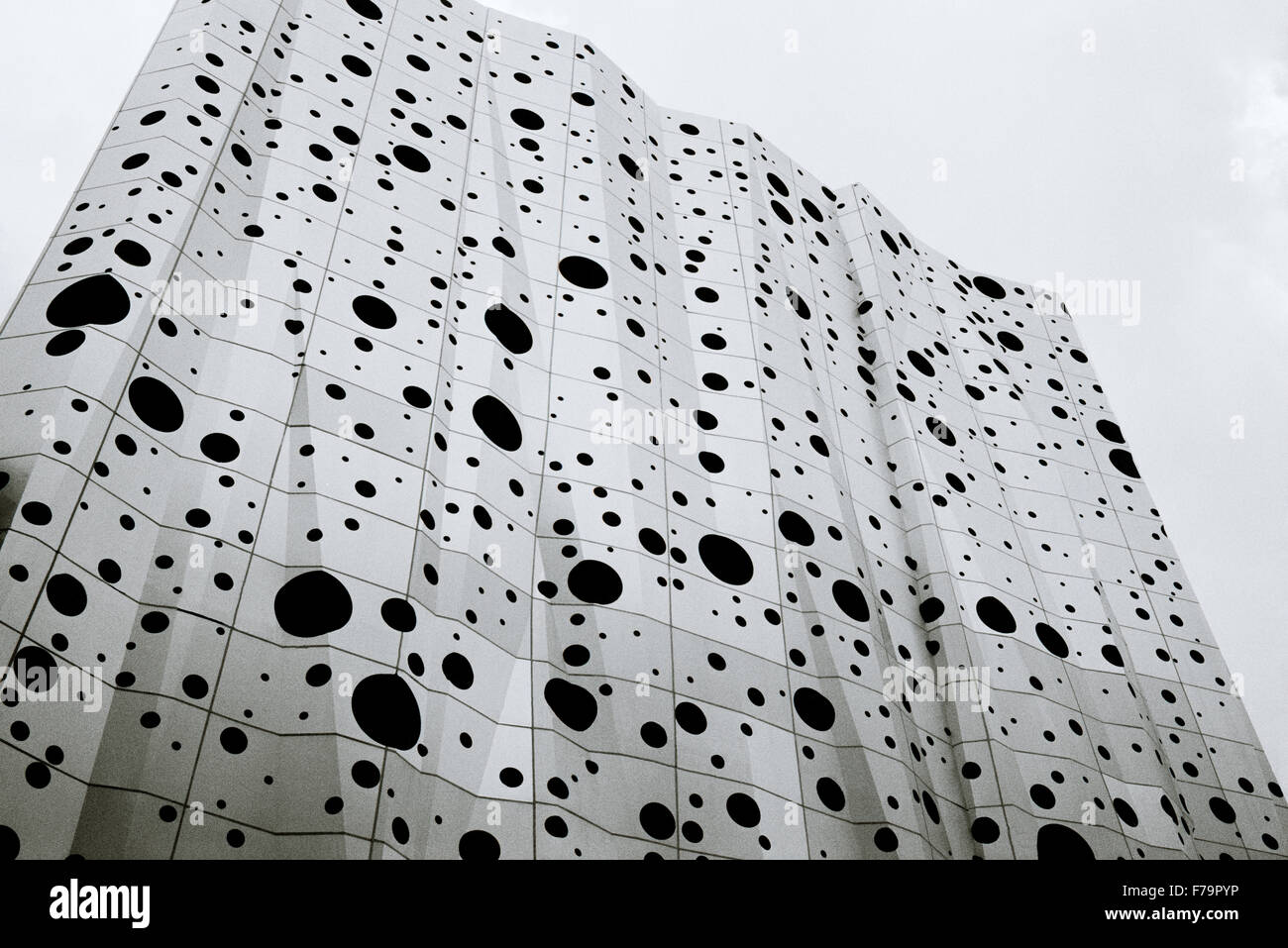 Moderno edificio di architettura surreale a Silom a Bangkok in Thailandia, nell'estremo Oriente del Sud-est asiatico. Surrealismo concettuale modernità Urban City Travel Foto Stock