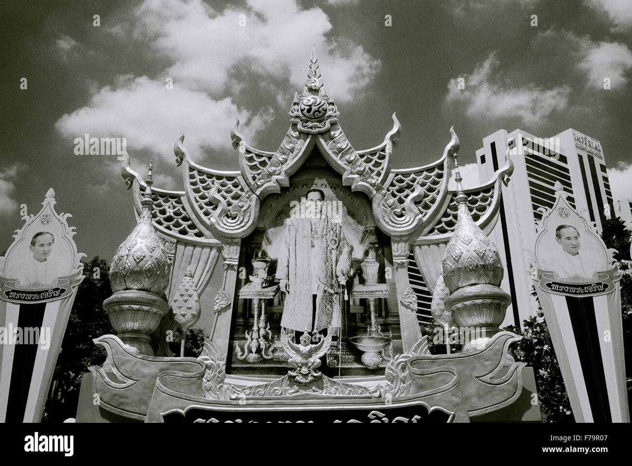 Cultura tradizionale thailandese arte del re Bhumibol Adulyadej in Sukhumvit di Bangkok in Thailandia in estremo oriente Asia sudorientale. thai monarchia di royalty Foto Stock