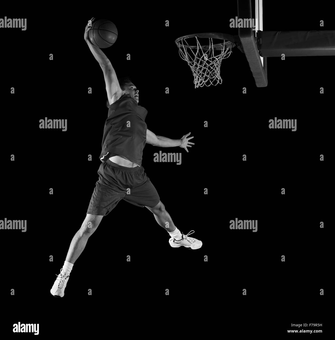 Gioco di basket sport player in azione isolata su sfondo nero Foto Stock