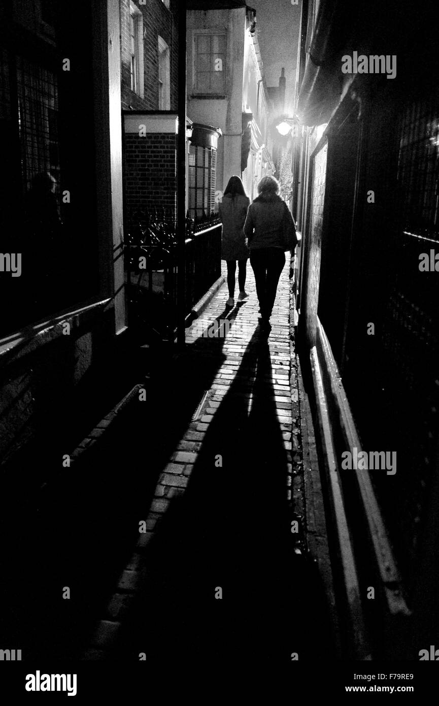 Dark accesa vicoletto Black Lion Lane in Brighton corsie area della città pericoloso camminare di notte per le donne Foto Stock