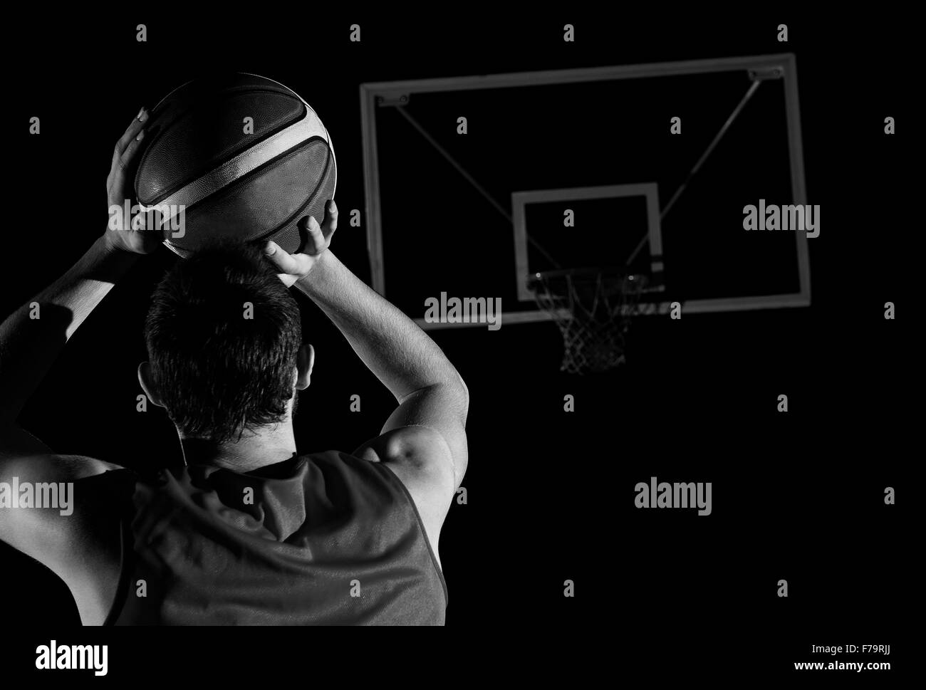 Gioco di basket sport player in azione isolata su sfondo nero Foto Stock