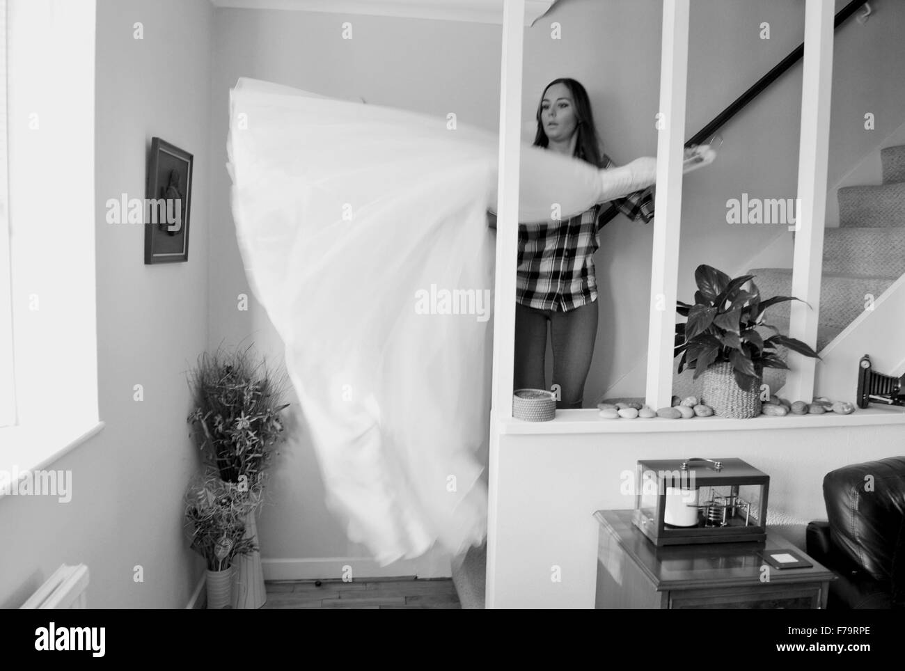 Giovane donna 20s bianco porta abiti da sposa giù per le scale Foto Stock