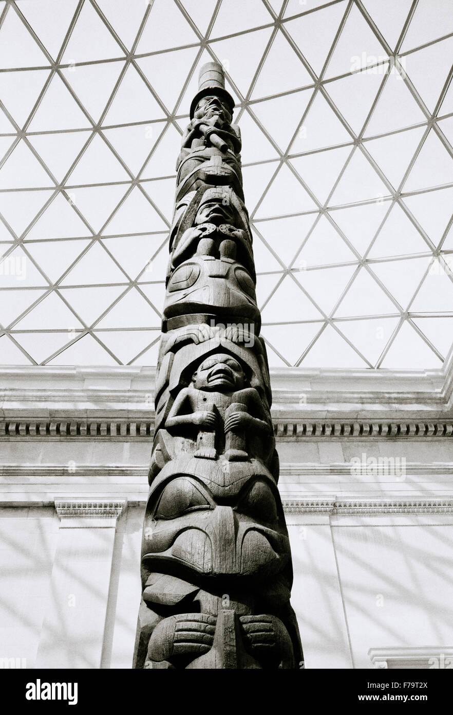Il Totem Pole nel British Museum a Londra in Inghilterra in Gran Bretagna nel Regno Unito Regno Unito. La storia dei nativi americani luce di costruzione Foto Stock