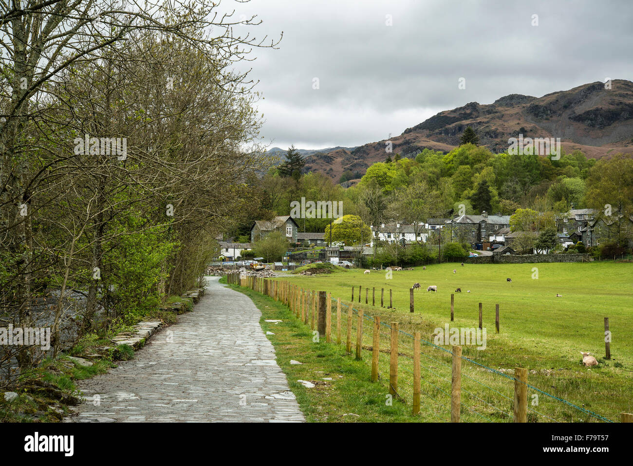 Bellissimo villaggio antico paesaggio immerso tra le colline nel Lake District Foto Stock