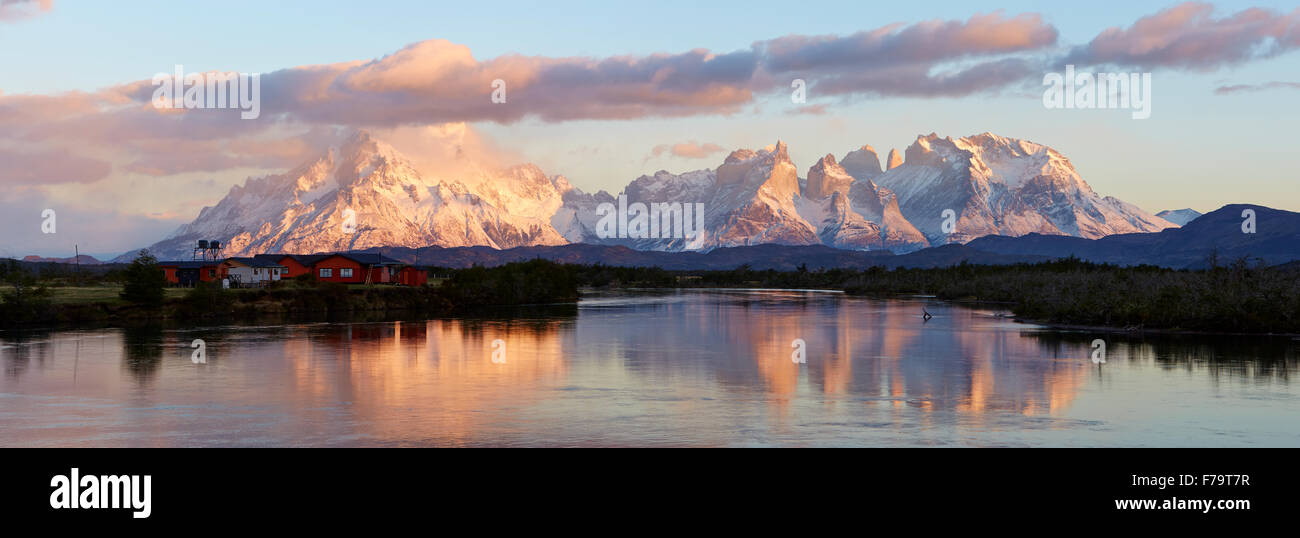 Torres del Paine mountain range si riflette nel lago di sunrise Foto Stock