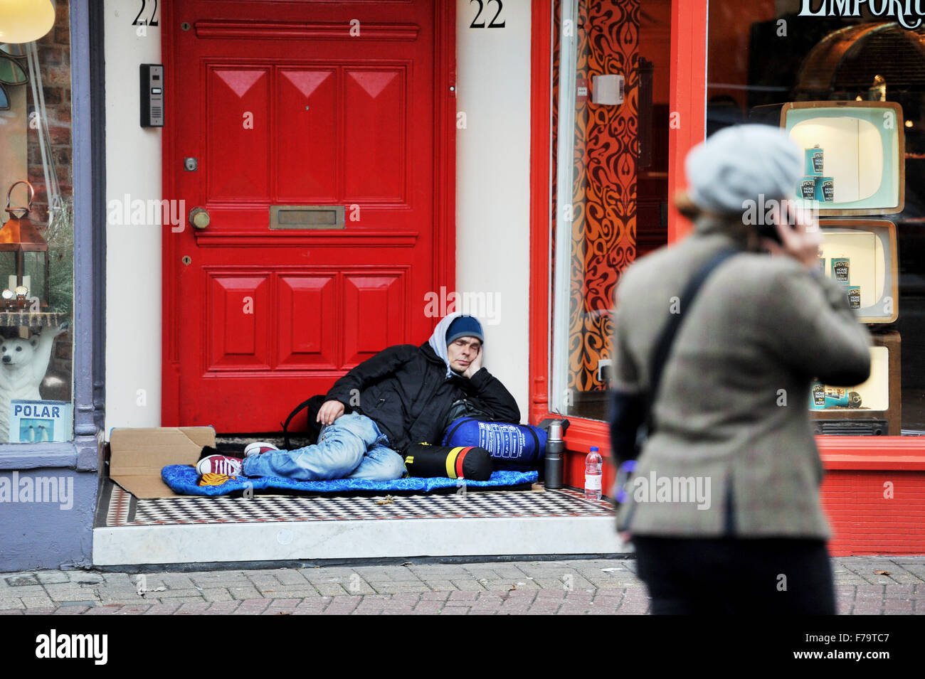 L'uomo credette di dormire in modo irregolare nella porta di Ship Street Brighton mentre la gente passa Foto Stock