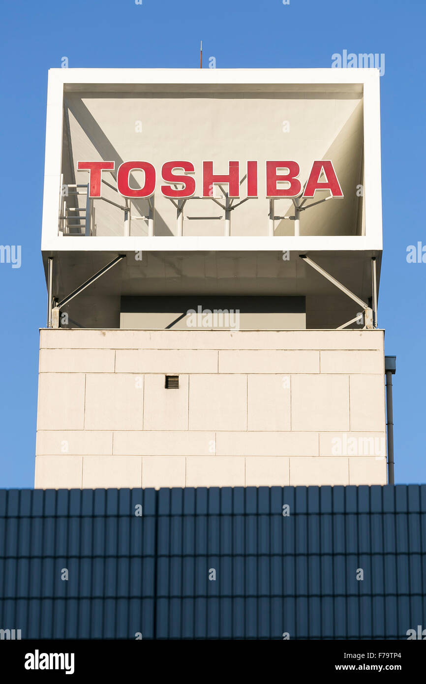 Tokyo, Giappone. 27 Novembre, 2015. Toshiba cartello sul display al di fuori del suo edificio il 27 novembre 2015, Tokyo, Giappone. Toshiba ha annunciato un accumulato 290 milioni di USD perdita operativa dalla sua attività nucleare controllata di Westinghouse Electric Co. fin dal 2006, anno che ha acquisito la società americana. La rivista giapponese Nikkei Business aveva riferito in precedenza questo mese che Toshiba non aveva mai divulgato le prestazioni di Westinghouse, richiedendo questo annuncio. Credito: Rodrigo Reyes Marin/AFLO/Alamy Live News Foto Stock