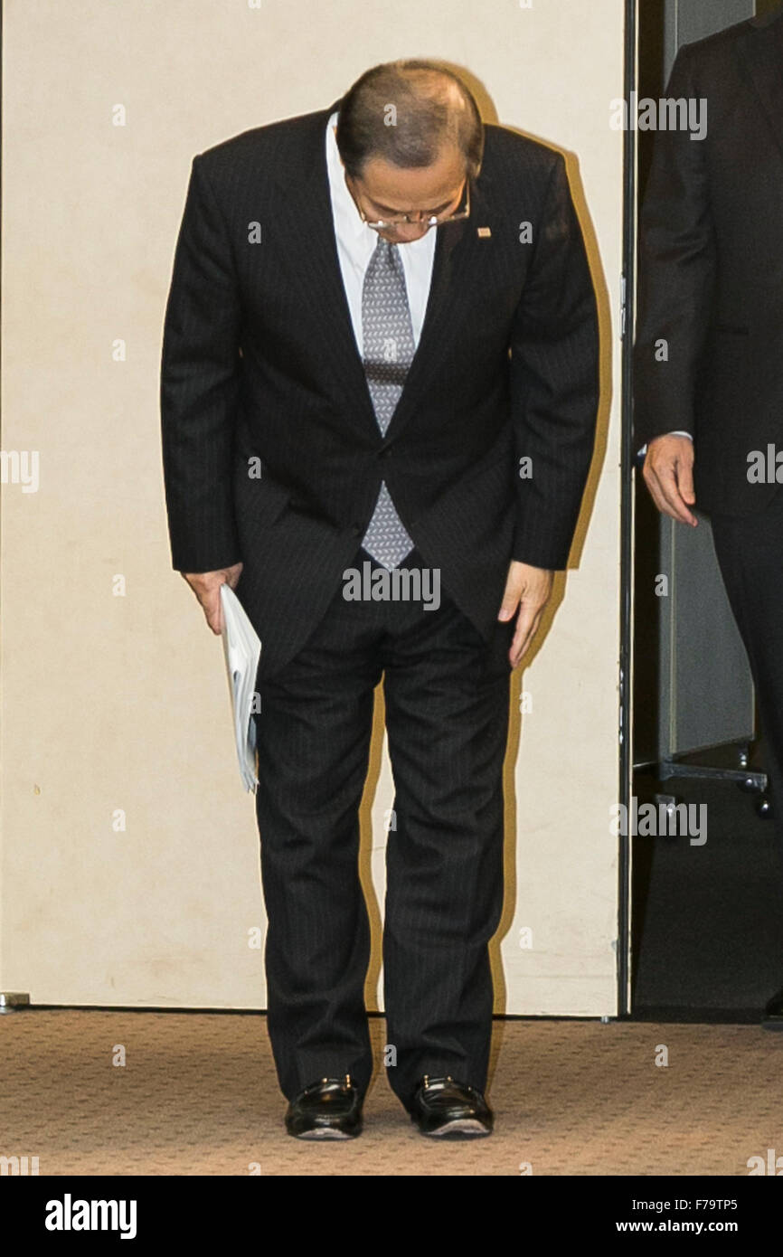 Tokyo, Giappone. 27 Novembre, 2015. Toshiba Corp Presidente e CEO Masashi Muromachi archi all'inizio di una conferenza stampa presso la sede della società il 27 novembre 2015, Tokyo, Giappone. Toshiba ha annunciato un accumulato 290 milioni di USD perdita operativa dalla sua attività nucleare controllata di Westinghouse Electric Co. fin dal 2006, anno che ha acquisito la società americana. La rivista giapponese Nikkei Business aveva riferito in precedenza questo mese che Toshiba non aveva mai divulgato le prestazioni di Westinghouse, richiedendo questo annuncio. Credito: Rodrigo Reyes Marin/AFLO/Alamy Live News Foto Stock