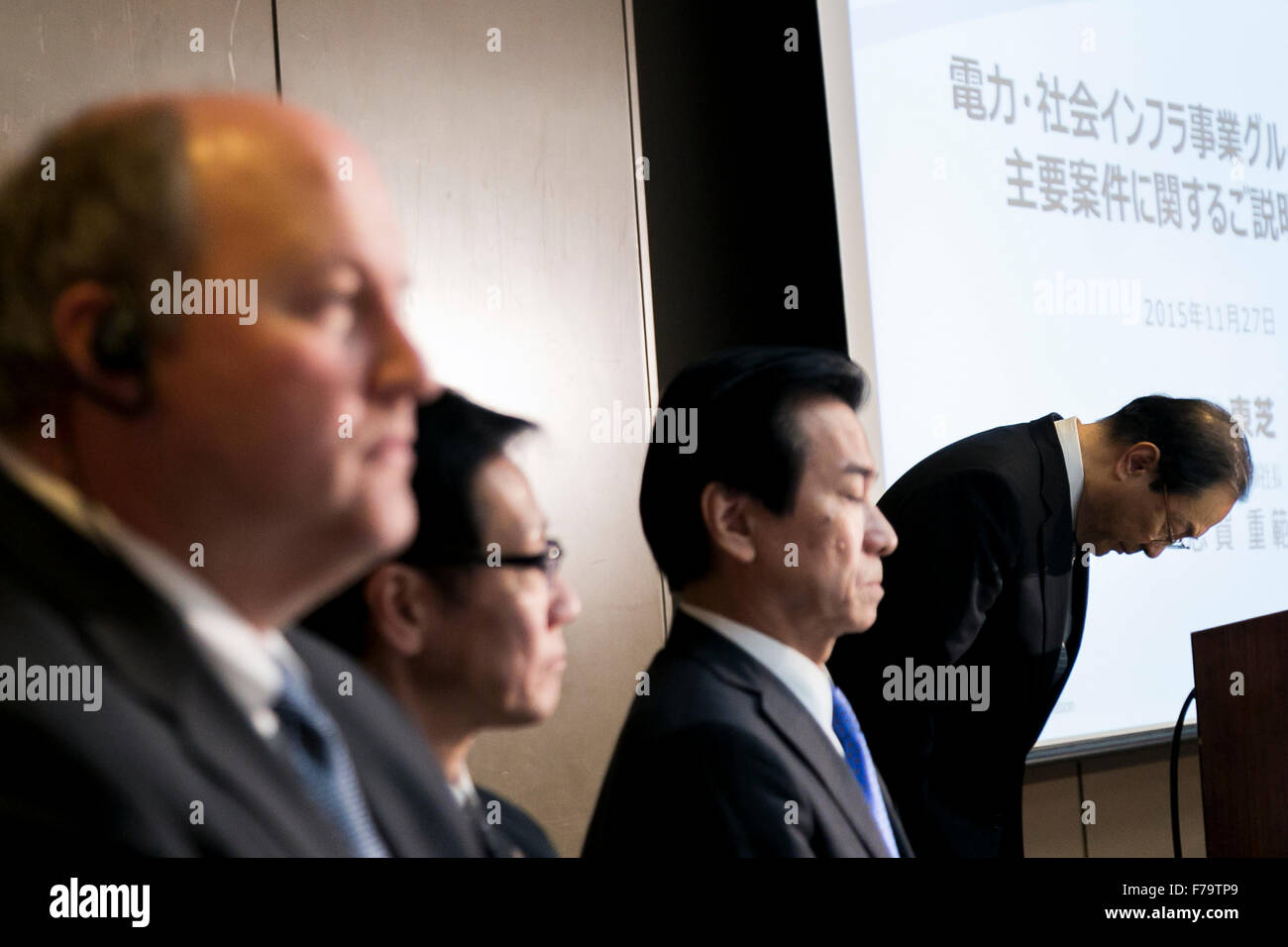 Tokyo, Giappone. 27 Novembre, 2015. Toshiba Corp Presidente e CEO Masashi Muromachi archi durante una conferenza stampa presso la sede della società il 27 novembre 2015, Tokyo, Giappone. Toshiba ha annunciato un accumulato 290 milioni di USD perdita operativa dalla sua attività nucleare controllata di Westinghouse Electric Co. fin dal 2006, anno che ha acquisito la società americana. La rivista giapponese Nikkei Business aveva riferito in precedenza questo mese che Toshiba non aveva mai divulgato le prestazioni di Westinghouse, richiedendo questo annuncio. Credito: Rodrigo Reyes Marin/AFLO/Alamy Live News Foto Stock