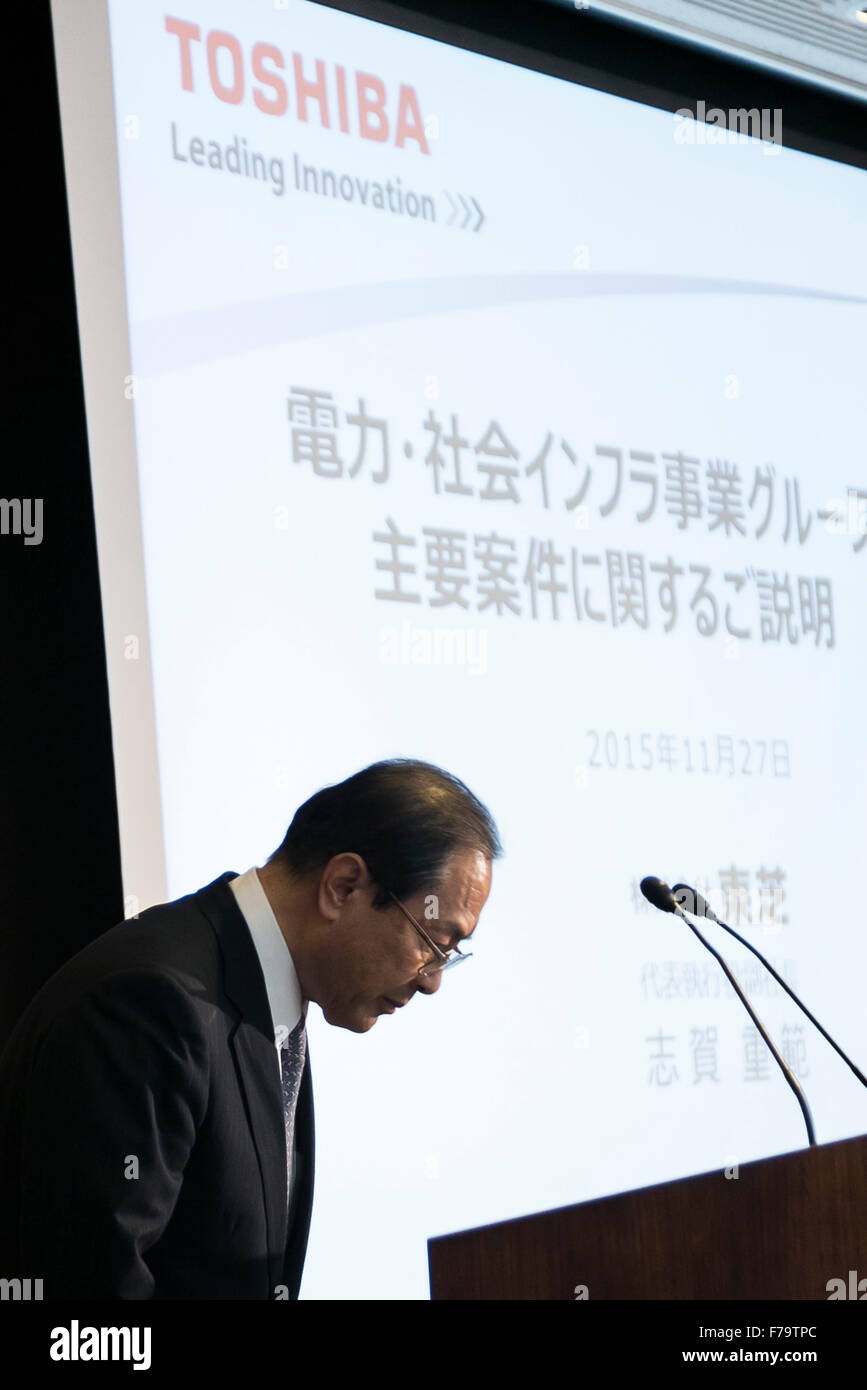 Tokyo, Giappone. 27 Novembre, 2015. Toshiba Corp Presidente e CEO Masashi Muromachi archi durante una conferenza stampa presso la sede della società il 27 novembre 2015, Tokyo, Giappone. Toshiba ha annunciato un accumulato 290 milioni di USD perdita operativa dalla sua attività nucleare controllata di Westinghouse Electric Co. fin dal 2006, anno che ha acquisito la società americana. La rivista giapponese Nikkei Business aveva riferito in precedenza questo mese che Toshiba non aveva mai divulgato le prestazioni di Westinghouse, richiedendo questo annuncio. Credito: Rodrigo Reyes Marin/AFLO/Alamy Live News Foto Stock