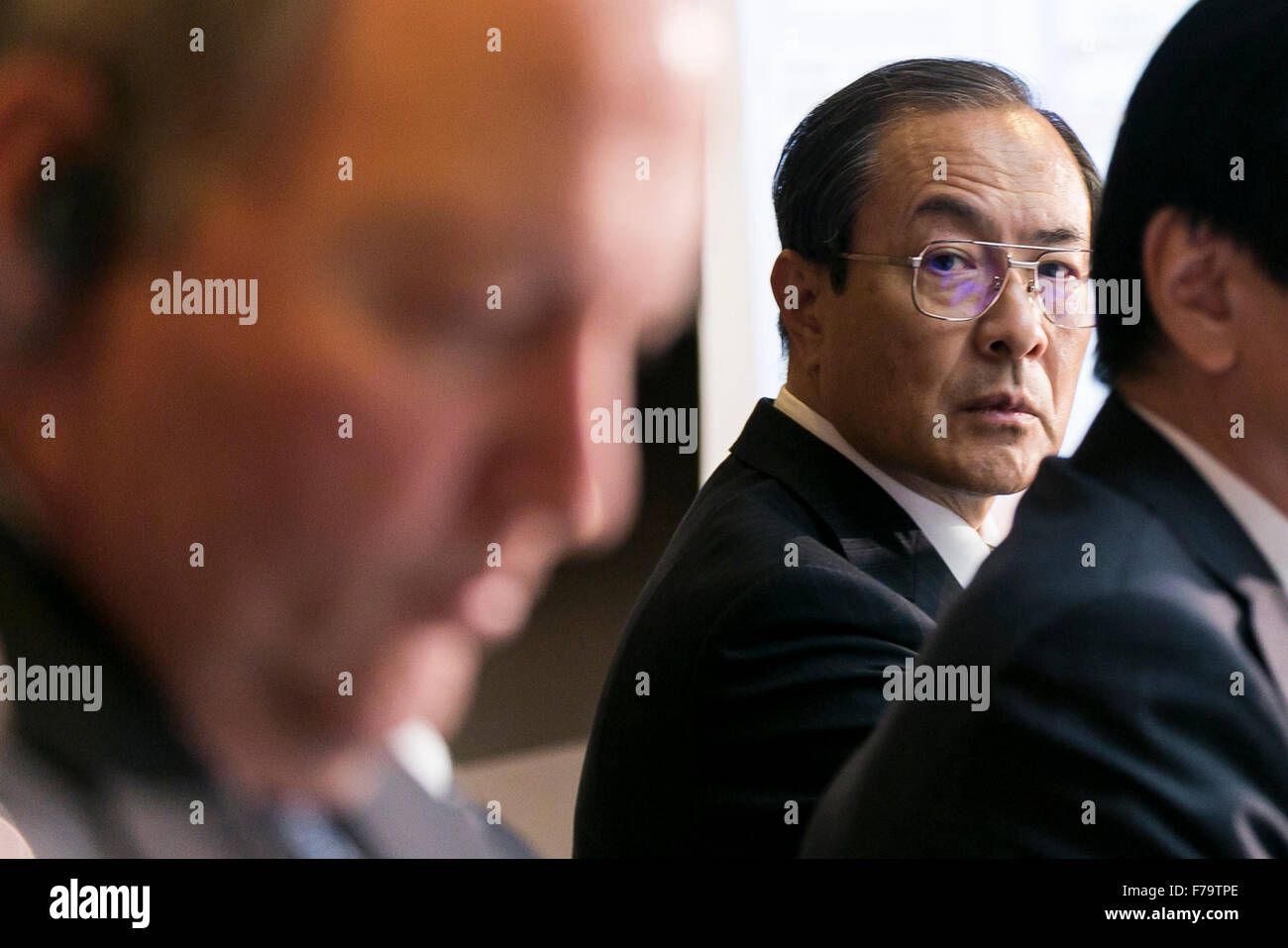 Tokyo, Giappone. 27 Novembre, 2015. Toshiba Corp Presidente e CEO Masashi Muromachi partecipa a una conferenza stampa presso la sede della società il 27 novembre 2015, Tokyo, Giappone. Toshiba ha annunciato un accumulato 290 milioni di USD perdita operativa dalla sua attività nucleare controllata di Westinghouse Electric Co. fin dal 2006, anno che ha acquisito la società americana. La rivista giapponese Nikkei Business aveva riferito in precedenza questo mese che Toshiba non aveva mai divulgato le prestazioni di Westinghouse, richiedendo questo annuncio. Credito: Rodrigo Reyes Marin/AFLO/Alamy Live News Foto Stock