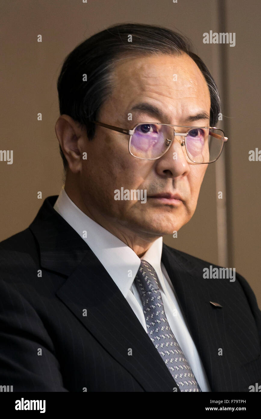 Tokyo, Giappone. 27 Novembre, 2015. Toshiba Corp Presidente e CEO Masashi Muromachi partecipa a una conferenza stampa presso la sede della società il 27 novembre 2015, Tokyo, Giappone. Toshiba ha annunciato un accumulato 290 milioni di USD perdita operativa dalla sua attività nucleare controllata di Westinghouse Electric Co. fin dal 2006, anno che ha acquisito la società americana. La rivista giapponese Nikkei Business aveva riferito in precedenza questo mese che Toshiba non aveva mai divulgato le prestazioni di Westinghouse, richiedendo questo annuncio. Credito: Rodrigo Reyes Marin/AFLO/Alamy Live News Foto Stock