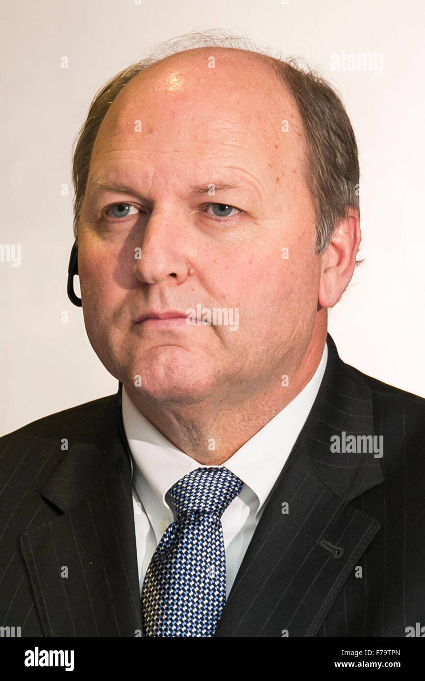 Tokyo, Giappone. 27 Novembre, 2015. Westinghouse chief Danny Roderick partecipa a una conferenza stampa presso la sede della società il 27 novembre 2015, Tokyo, Giappone. Toshiba ha annunciato un accumulato 290 milioni di USD perdita operativa dalla sua attività nucleare controllata di Westinghouse Electric Co. fin dal 2006, anno che ha acquisito la società americana. La rivista giapponese Nikkei Business aveva riferito in precedenza questo mese che Toshiba non aveva mai divulgato le prestazioni di Westinghouse, richiedendo questo annuncio. Credito: Rodrigo Reyes Marin/AFLO/Alamy Live News Foto Stock